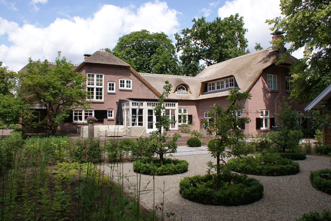 Verbouwing landhuis en uitbereiding nieuwbouw garage te blaricum